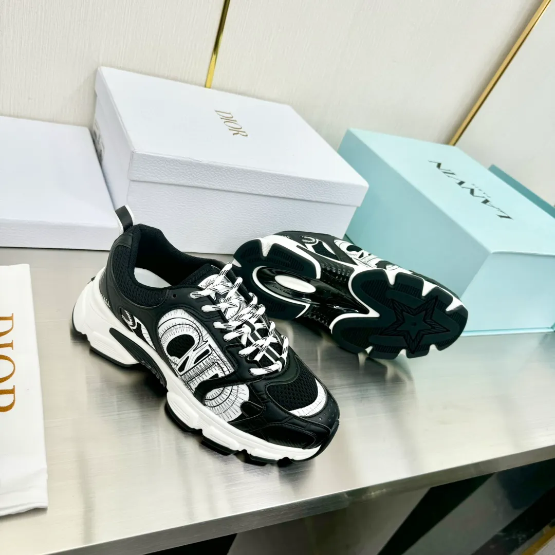 👟👟Ex-factory price 560👟👟 Dior Casual Sports Shoes Dad Shoes This new Dior Chrono sports shoe autumn ready-to-wear series reinterprets running shoes with Dior's high-end style. White and black mesh fabric with leather-effect panels, CD logo on the sides, star patch on the tongue and Dior logo on the heel, many details highlight the style. Using two-color laces, lightweight soles with star decoration, it can create a casual look all year round ▪️Size: 35-40